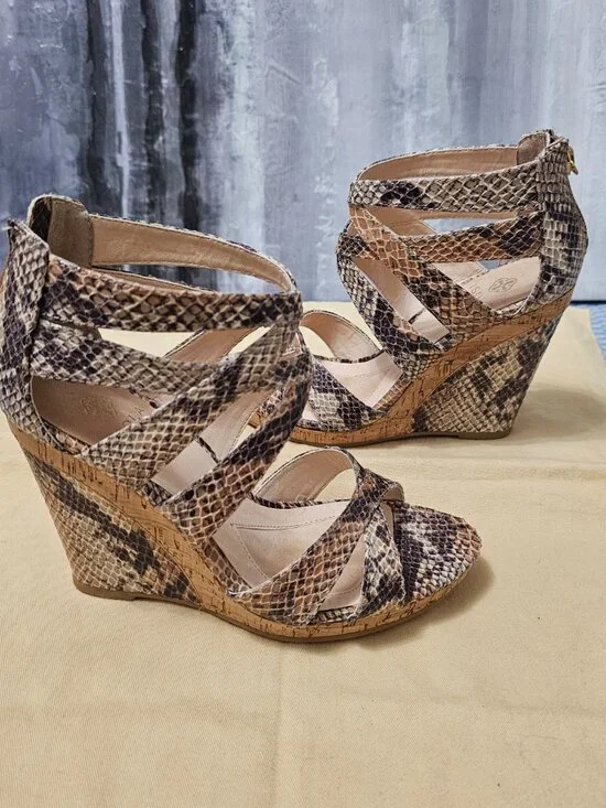NWT Isola Snake Print Strappy Wedge Sandals Cork Heel Back Zip Neutral Size 6 - Picture 2 of 6